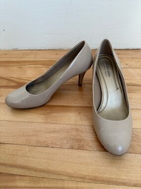 Comfort Plus Beige Patent Mid Heel Pumps size 9
